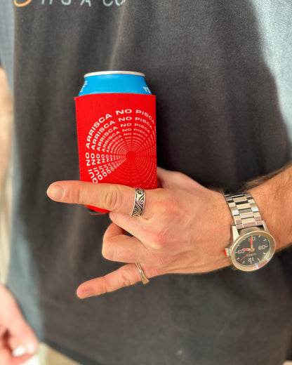 Man holding funny catalan saying Que no arrisca no pisca written on red neoprene koozie / killer koozys / stubby holder