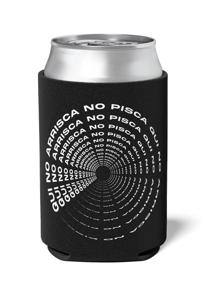 Funny catalan saying Que no arrisca no pisca written on black neoprene koozie / killer koozys / stubby holder