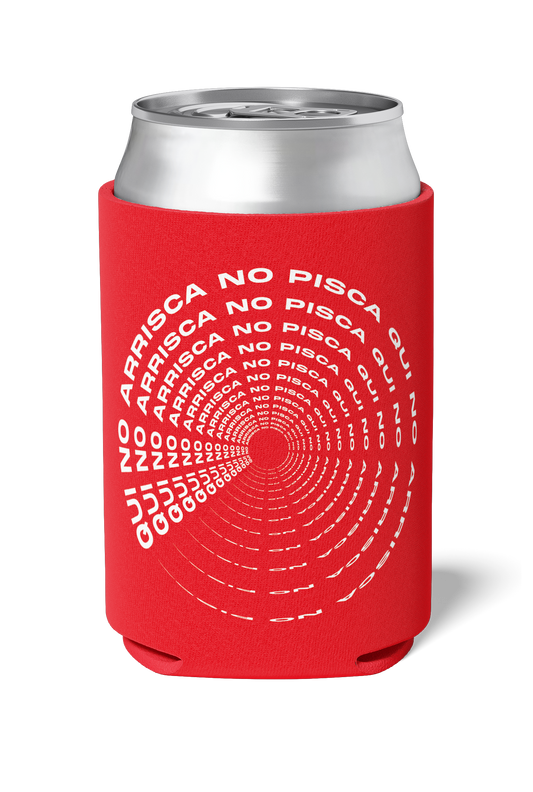 Funny catalan saying Que no arrisca no pisca written on red neoprene koozie / killer koozys / stubby holder